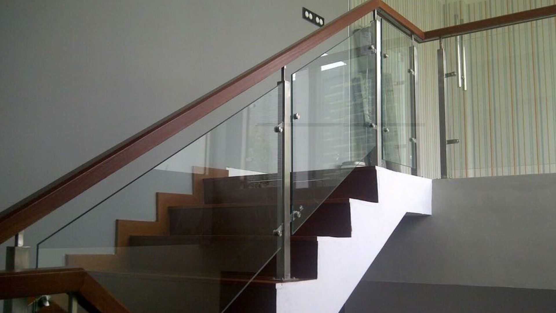 Railing Tangga Kaca Luwu