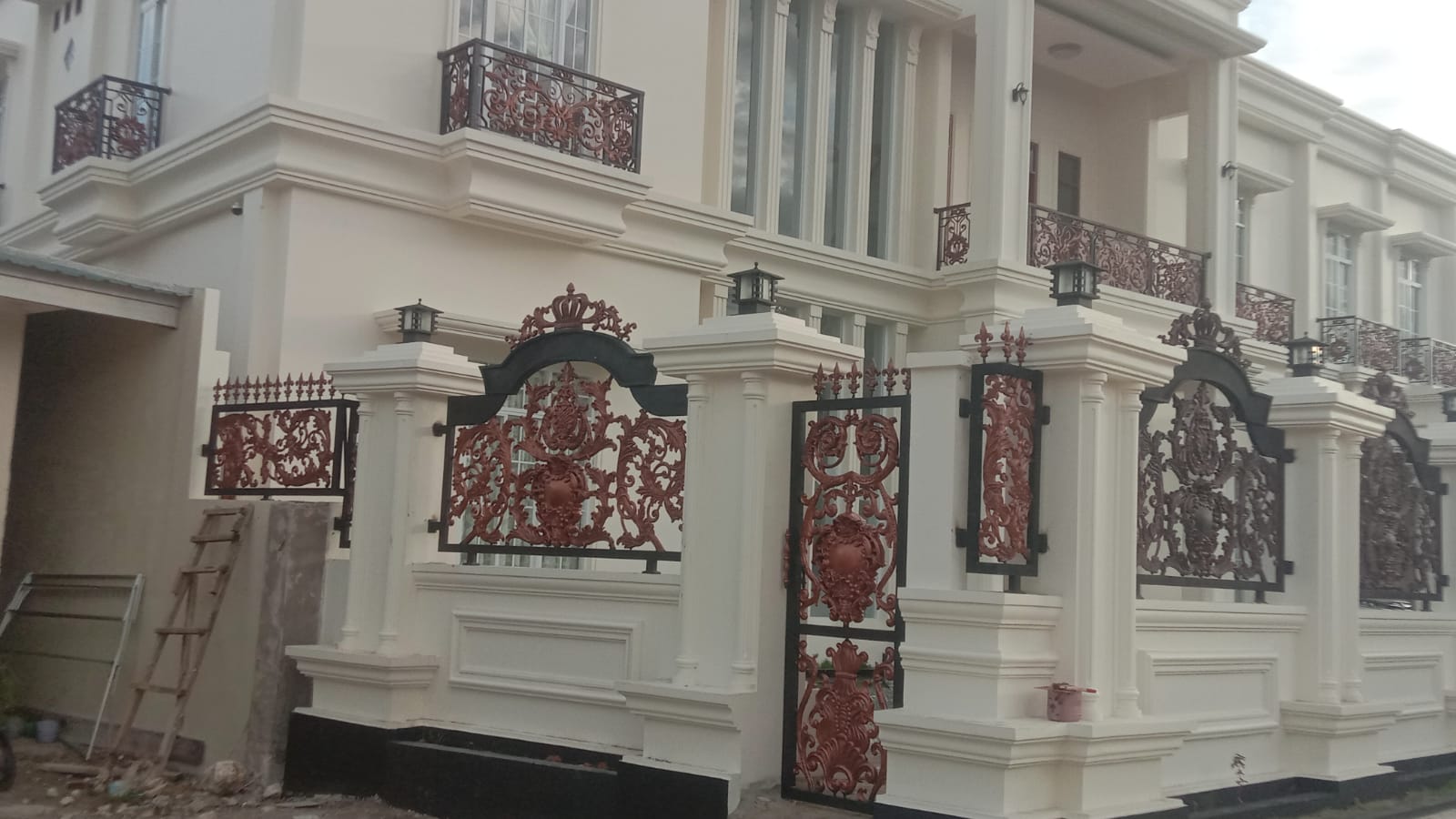 Pagar klasik mewah di Makassar