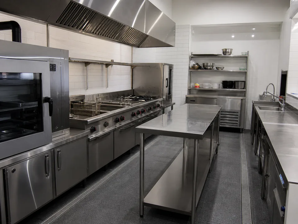 Model dapur komersial realistis dengan area kerja higienis