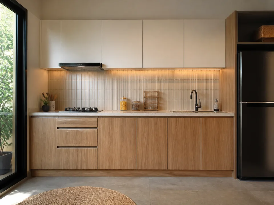 Model kitchen set single line realistis untuk ruang kompak